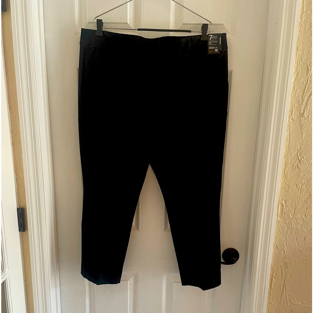 Black straight leg cropped pants